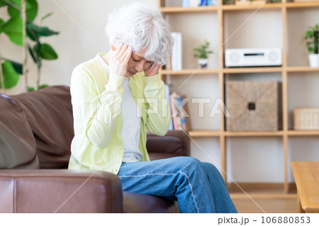 リビングで悩むシニアの女性 106880853