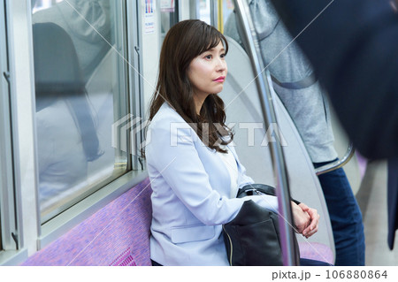 電車に乗車する女性　撮影協力「京王電鉄株式会社」 106880864