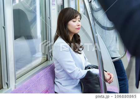 電車で寝ている女性 撮影協力「京王電鉄株式会社」 電車で寝ている女性 撮影協力「京王電鉄株式会社」 106880865