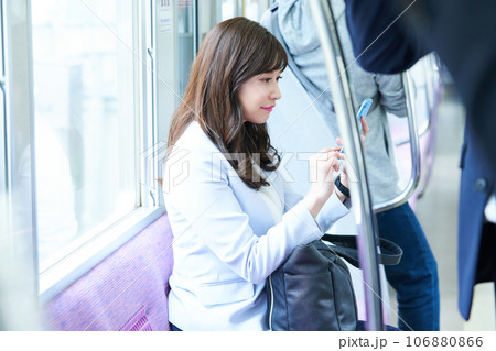 電車に乗車する女性 撮影協力「京王電鉄株式会社」 電車に乗車する女性 撮影協力「京王電鉄株式会社」 106880866