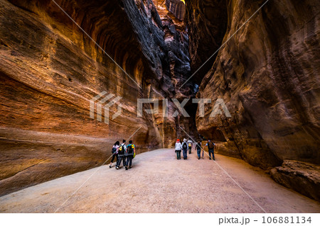 Group of tourists between rocks, Jordan 106881134