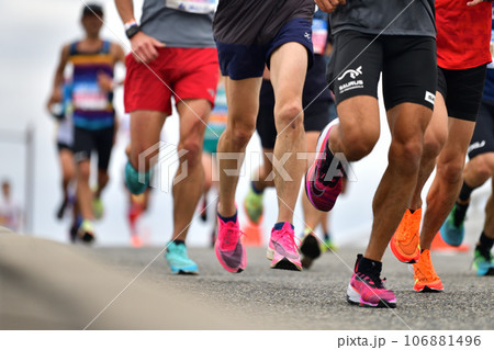 シティーマラソン　坂道を駆け抜けるマラソンランナーの足元 106881496