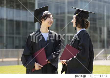 アカデミックガウンを着た2人の女子学生 卒業式 イメージ アカデミックガウンを着た2人の女子学生 卒業式 イメージ 106881585