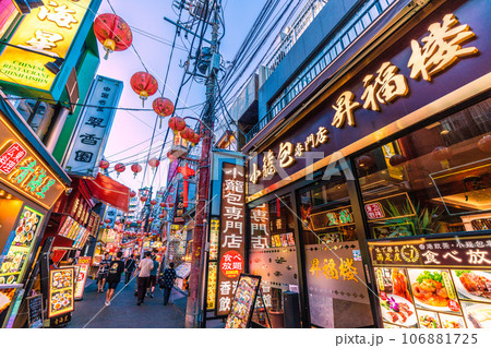 日本の横浜都市景観 横浜中華街・市場通りなどを望む(賑わう中華街) 日本の横浜都市景観 横浜中華街・市場通りなどを望む(賑わう中華街) 106881725