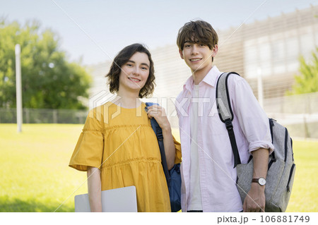 カメラ目線で笑顔の男女の大学生 グローバルイメージ カメラ目線で笑顔の男女の大学生 グローバルイメージ 106881749