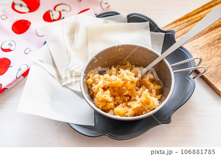 簡単なミニ春巻アップルパイ作り 106881785