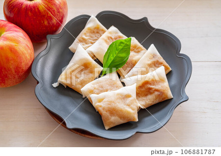 ミニ春巻アップルパイ作り 106881787