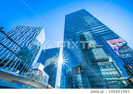 日本の東京都市景観 希望の光…。渋谷駅上空通過の航空機や光芒…脱コロナ…新しい輝く時代に向かって… 106881965