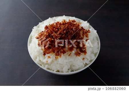茶碗に盛ったご飯と手作りのおかかふりかけ 茶碗に盛ったご飯と手作りのおかかふりかけ 106882060
