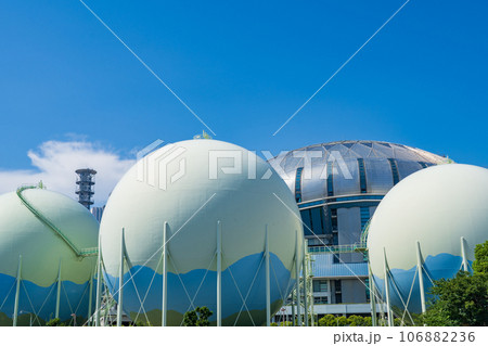 大阪市西区　大阪ドーム横の大阪ガスのガスタンク 106882236