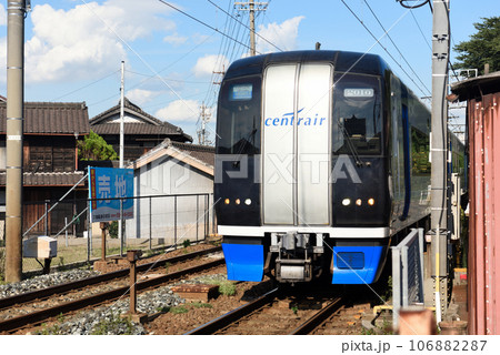 知多市北部を行く名鉄特急 106882287