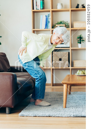 腰が痛いシニアの女性 腰が痛いシニアの女性 106882459