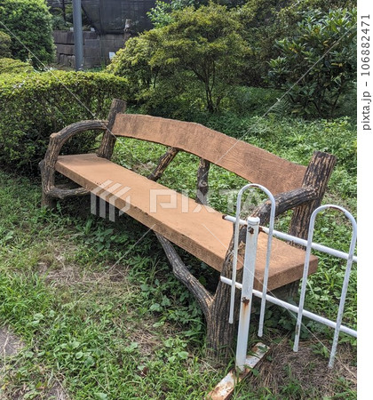 木のベンチ 木のベンチ 106882471