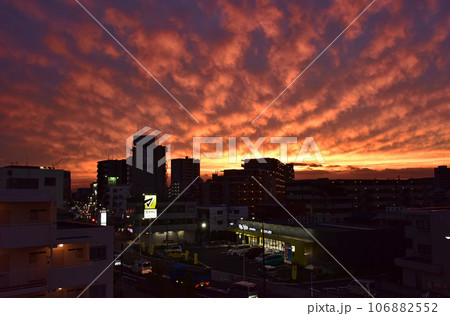 真っ赤な夕焼け空 真っ赤な夕焼け空 106882552