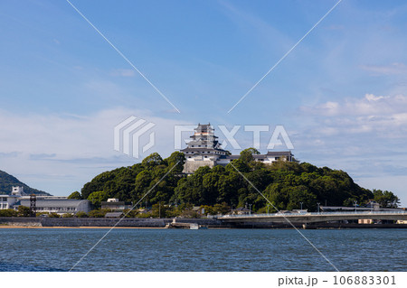 佐賀県唐津市の唐津城　川を挟んだ風景 106883301