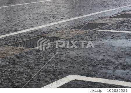 地面に叩きつける大粒の雨 106883521