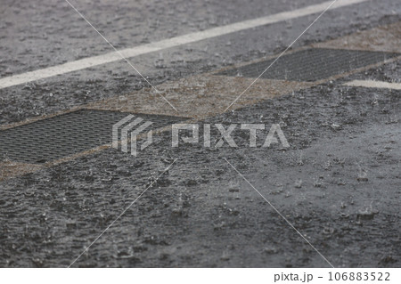 地面に叩きつける大粒の雨 地面に叩きつける大粒の雨 106883522