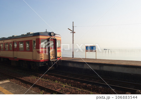 島原鉄道　大三東駅の朝 106883544