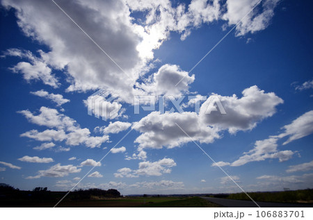 鮮やかな青空に白い雲 106883701