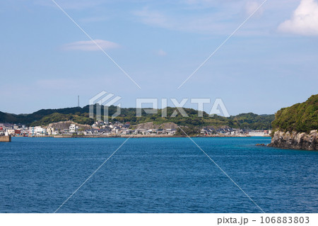 長崎県壱岐市の壱岐の島の美しい風景 印通寺港に入港するフェリーの風景 長崎県壱岐市の壱岐の島の美しい風景 印通寺港に入港するフェリーの風景 106883803