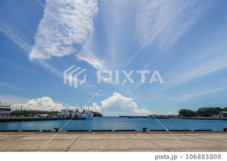長崎県壱岐市の壱岐の島の美しい風景　印通寺港に入港するフェリーの風景 106883808