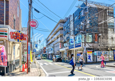 神奈川県横浜市の都市風景　和田町駅　鶴ヶ峰天王町線　水道道　 106883896