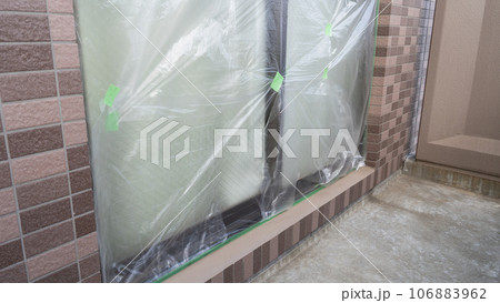 外壁塗装の養生イメージ|マスカーでベランダの窓を養生する 外壁塗装の養生イメージ|マスカーでベランダの窓を養生する 106883962