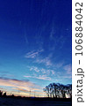 日の出前の青い空 106884042