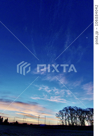 日の出前の青い空 106884042