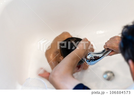 お風呂に入る子供　乳児 106884573
