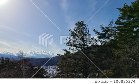 夕日と冬の山 106885274