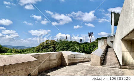 恩賜池に続く九十九折りのスロープと秋晴れの空〈岡崎中央総合公園(岡崎市美術博物館)/愛知県岡崎市〉 106885320