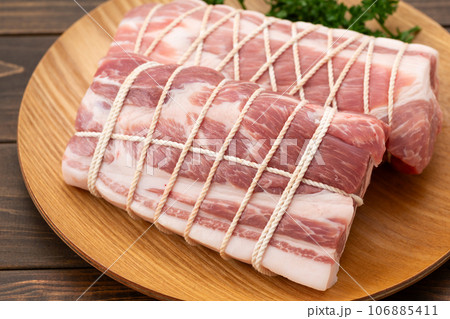 豚肉の肩ロースブロック 106885411