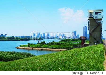 都市農業公園付近(東京都足立区)から見た芝川水門と埼玉県川口市のビル群と荒川の風景 都市農業公園付近(東京都足立区)から見た芝川水門と埼玉県川口市のビル群と荒川の風景 106885451