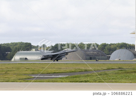 離陸するF-16戦闘機 離陸するF-16戦闘機 106886221