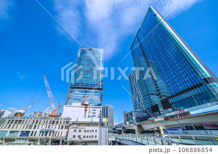 日本の東京都市景観 9月。渋谷駅や渋谷駅解体工事、大型クレーンなどを望む 日本の東京都市景観 9月。渋谷駅や渋谷駅解体工事、大型クレーンなどを望む 106886854