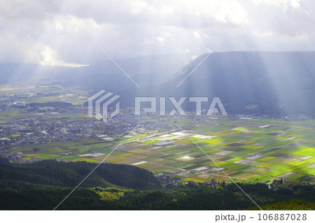 熊本県阿蘇地方の風景 天使の階段 山から見る田園風景 2017-10 熊本県阿蘇地方の風景 天使の階段 山から見る田園風景 2017-10 106887028