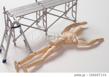 脚立から落下したデッサン人形 脚立から落下したデッサン人形 106887134