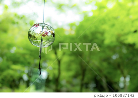 風に揺れる風鈴と涼しげな森 106887142