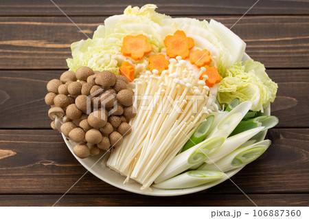 しゃぶしゃぶ用の鍋野菜 106887360