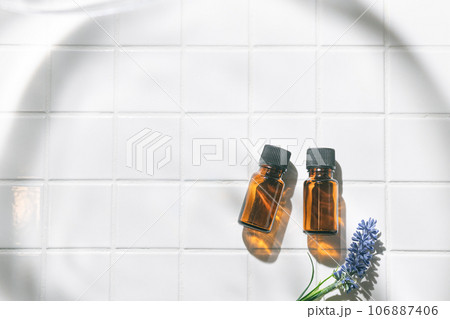 アロマオイルビンが2本。自然・オーガニック・美容のイメージ。 106887406