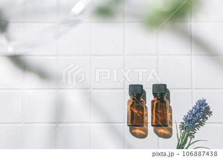 アロマオイルビンが2本。自然・オーガニック・美容のイメージ。 アロマオイルビンが2本。自然・オーガニック・美容のイメージ。 106887438