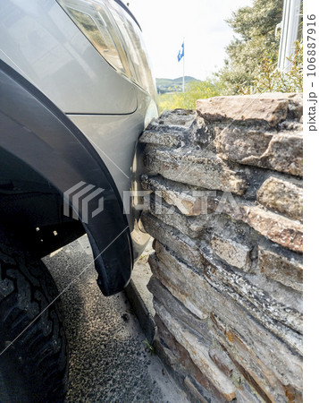 Automobile that bumped into a wall when parking 106887916