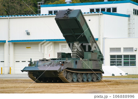 訓練展示に参加した陸上自衛隊の地雷原処理車 106888996