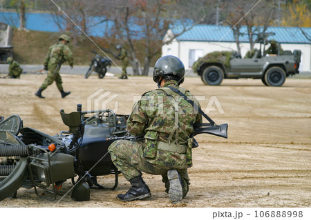 訓練展示に参加した陸上自衛隊の偵察隊員 訓練展示に参加した陸上自衛隊の偵察隊員 106888998
