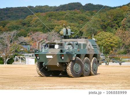 訓練展示を行う陸上自衛隊の82式指揮通信車 106888999