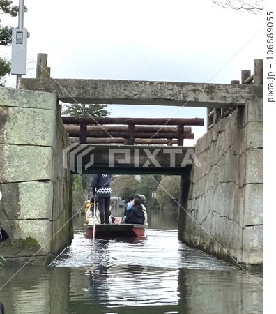 【福岡県柳川市】北原白秋のふるさと水郷「柳川の川下り」・どんこ舟で通る狭い水門 106889055