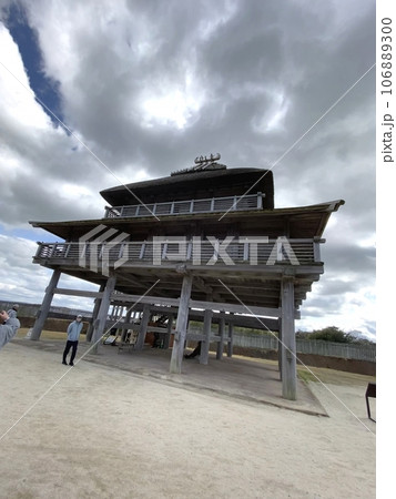 【佐賀県・国指定特別史跡】環濠集落「吉野ヶ里遺跡」・集落の様子・祭壇 106889300