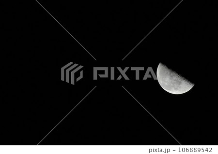 北杜市白州町、月齢24.7九月未明の空に昇る下弦の月 北杜市白州町、月齢24.7九月未明の空に昇る下弦の月 106889542