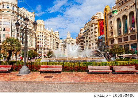 Plaza del Ajuntament square in Valencia, Spain 106890480